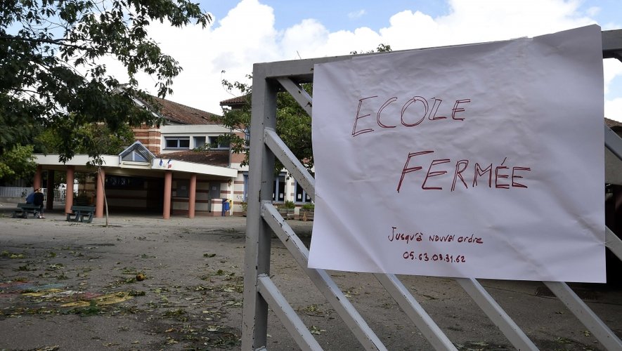 Sur le portail de l'école primaire Léo-Ferré, deux mots ont été écrits au feutre rouge sur un panneau de fortune: "école fermée".