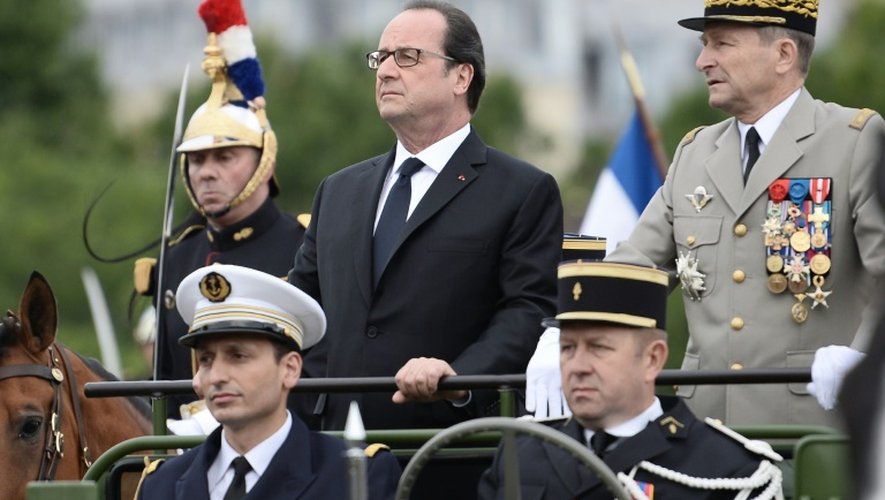 Le président Francois Hollande et le général   Pierre de Villiers à leur arrivée le 14 juillet 2016 sur les Champs Elysées à Paris pour le traditionnel