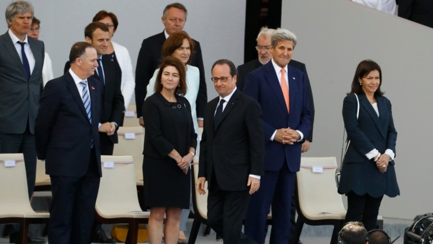 le Premier ministre néo-zélandais John Key et sa femme Bronagh, le président François, le Secrétaire d'Etat John Kerry et la maire de Paris Anne Hidalgo, lors du défilé le 14 juillet 2016 à Paris