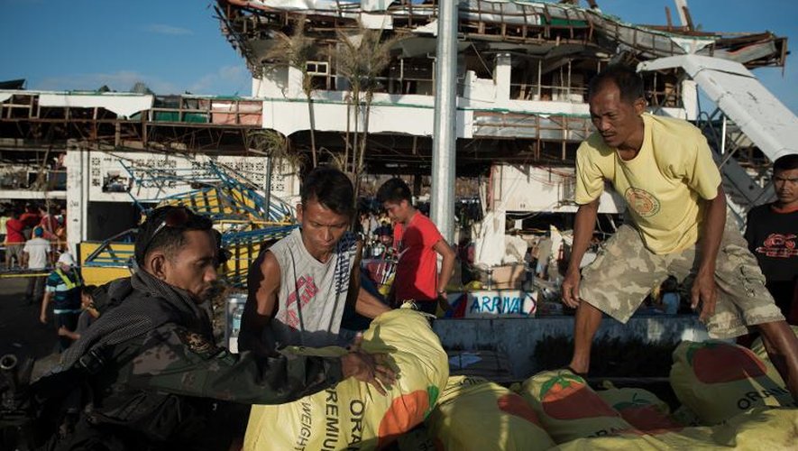 Des sacs de riz sont débarqués le 14 novembre 2013 à Tacloban