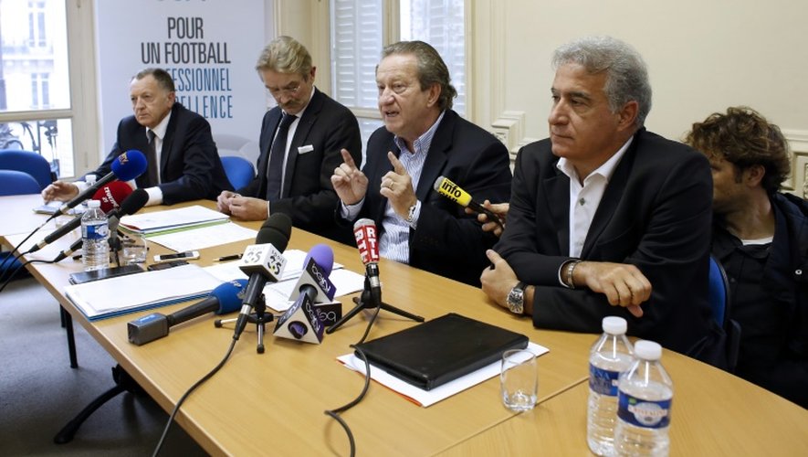 Bernard Caïazzo (d) juste au côté de Jean-Pierre Louvel, lors d'une réunion de l'Union des Clubs professionnels de football (UCPF), le 14 novembre 2013 à Paris