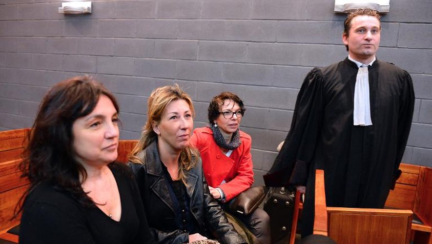 Des plaignantes et leur avocat Laurent Gaudon  lors du procès des prothèses PIP le 22 mars 2013 à Marseille