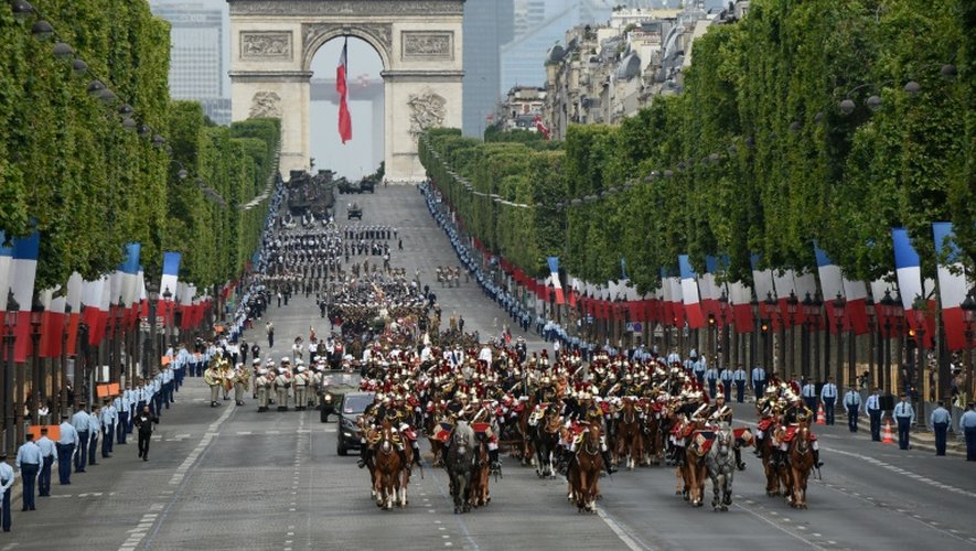 Les militaires de la Garde républicaine descendent les Champs Elysées  le 14 juillet 2016 à Paris a lors du traditionnel défilé