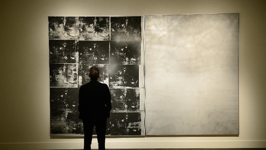 Vue générale de l'oeuvre "Silver Car Crash" (Double Disaster) d'Andy Warhol, lors de sa présentation le 1er novembre 2013 à Sotheby's de New York