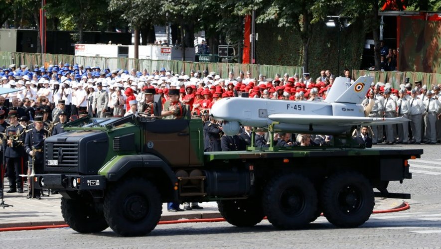 Un char avec un doner Sperwer sur les Champs Elysées  le 14 juillet 2016 à Paris lors du traditionnel défilé