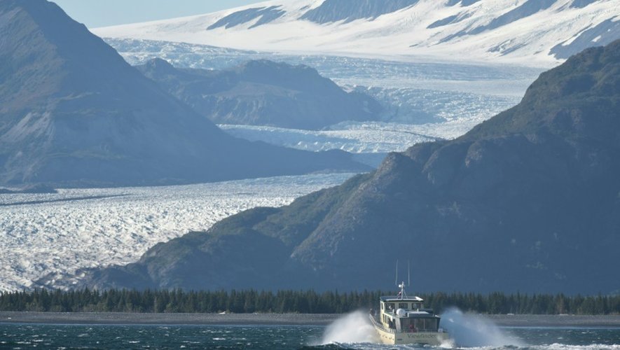 Le Viewfinder, avec à bord le président Barack Obama, s'approche du glacier Bear dans le parc national des Kenai Fjords le 1er septembre 2015 en Alaska