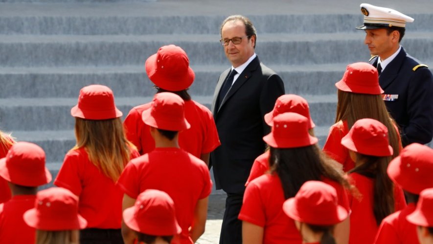 François Hollande  collégiens ou engagés du Service militaire volontaire (SMV) et du Service civique, en tenues bleu, blanc, rouge, los du défilé le 14 juillet 2016 à Paris