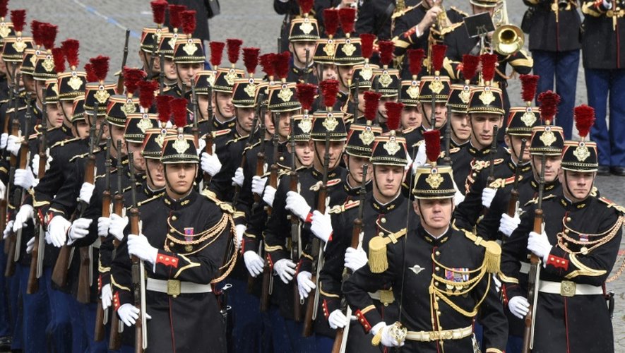 Les militaires de la Garde républicaine descendent les Champs Elysées  le 14 juillet 2016 à Paris a lors du traditionnel défilé