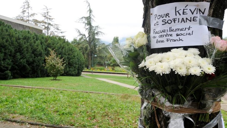 Des fleurs en hommage à Kevin et Sofiane le 28 septembre 2012 dans le parc Villeneuve à Echirolles