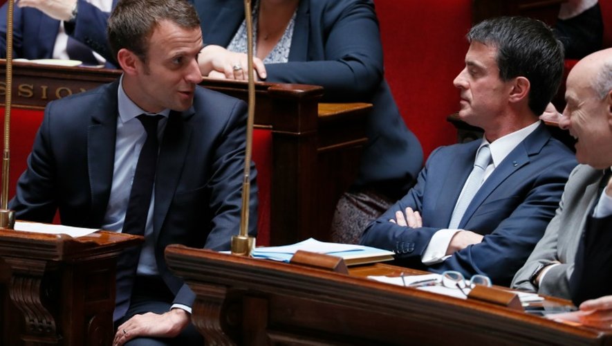 Le ministre de l'Economie Emmanuel Macron et le Premier ministre  Manuel Valls lors des questions au gouvernement le 22 juin 2016 à l'Assemblée natonale à Paris