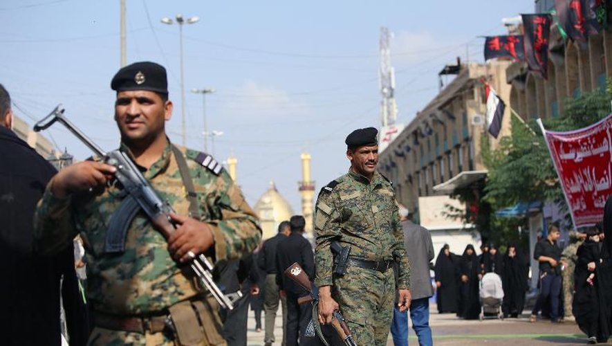 Des forces de sécurité irakiennes patrouillent dans un quartier chiite lors des célébrations de l'Achoura, le 12 novembre 2013 à Bagdad