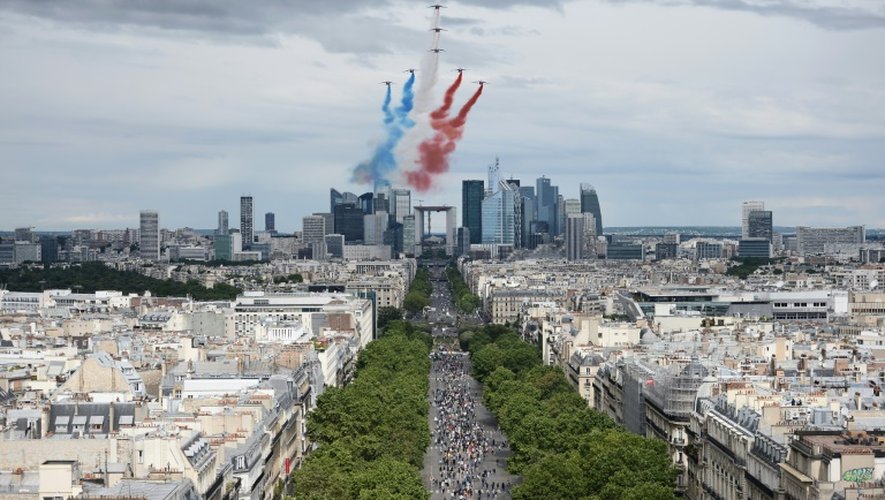 Les Alphajet de la patrouille de France ouvrent le traditionnel défilé militaire le 14 juillet 2016 à Paris