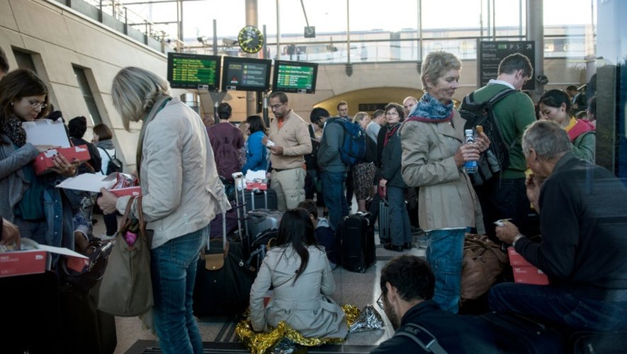 Des voyageurs bloqués à la gare de Calais-Frethun le 2 septembre 2015 en raison de l'intrusion de migrants dans le tunnel sous la Manche