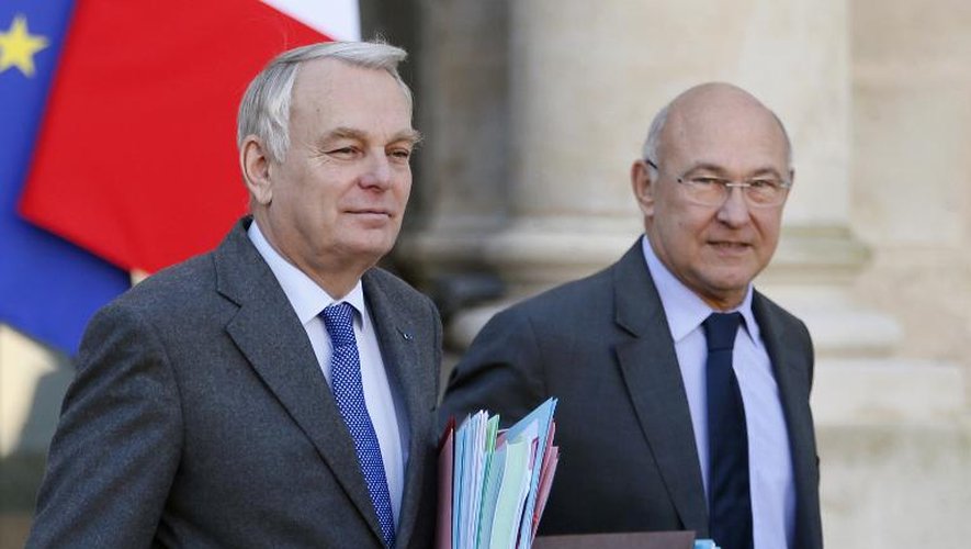 Jean-Marc Ayrault et Michel Sapin à la sortie du Conseil des ministres le 13 novembre 2013 à l'Elysée
