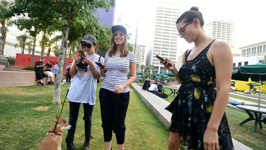Des joueuses traquent les Pokemons sur leur portable, à Pershing Square à Los Angeles le 13 juillet 2016