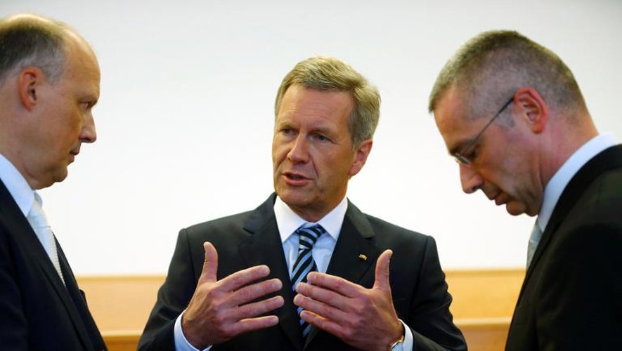L'ancien président allemand Christian Wulff (c) et ses avocats au tribunal de Hanovre, le 14 novembre 2013