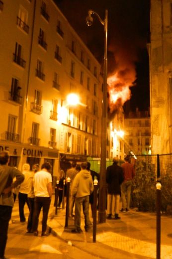 Huit morts dans le pire incendie d'immeuble depuis 2005 à Paris, la piste criminelle privilégiée