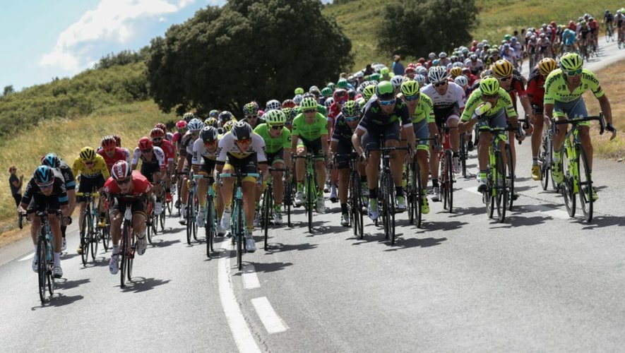 Le peloton du Tour de France groupé lors de la 11e étape en direction de Montpellier, le 13 juillet 2016