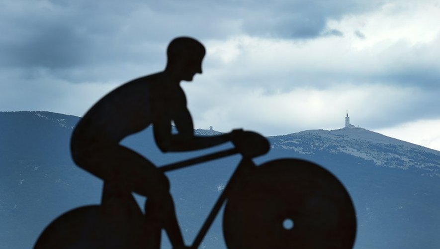 Une sculpture de cycliste avec à l'arrière-plan le sommet du mont Ventoux, le 12 juillet 2016
