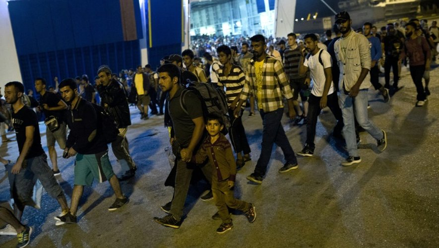 Des migrants débarquent au port du Pirée, le 1er septembre 2015, à Athènes