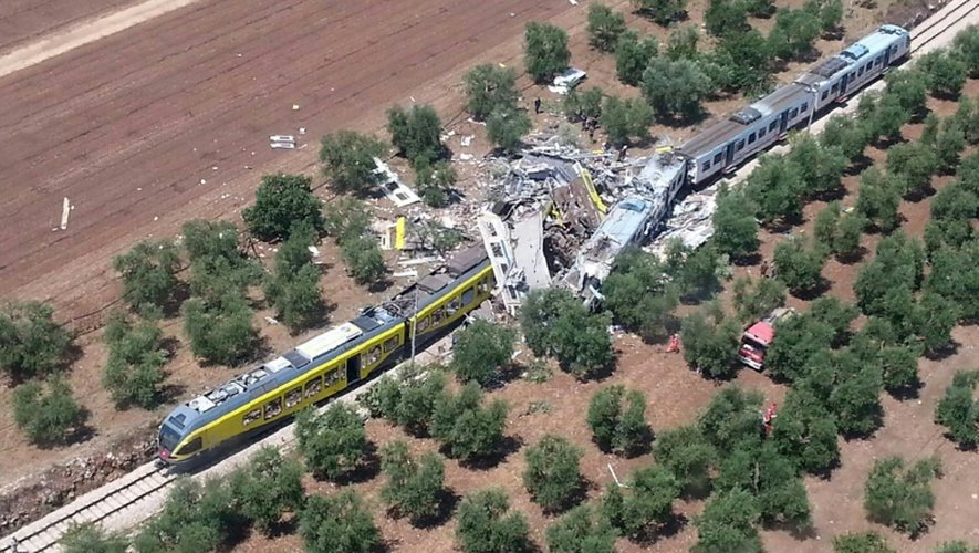 Une photo fournie par l'agence de presse des pompiers italiens montre les trains accidentés près de Corato, dans les Pouilles, le 12 juillet 2016