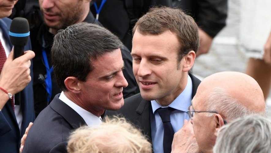 Manuel Valls et Emmanuel Macron en marge du défilé le 14 juillet 2016 à Paris