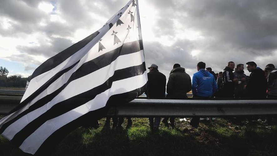 Drapeau breton et des manifestants à Montauban-de-Bretagne, dans l'ouest de la France, le 9 novembre 2013