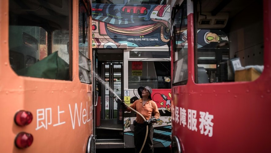 Un employé lave un tramway dans un dépôt à Hong Kong, le 25 août 2015
