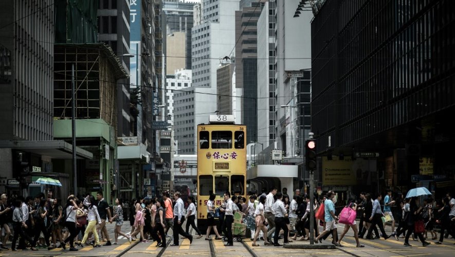 Un tramway à impériale passe dans une rue de Hong Kong le 25 août 2015