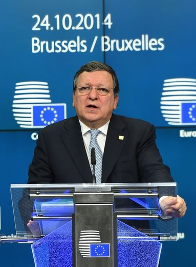 e président français, François Hollande juge "moralement inacceptable" le recrutement de l'ancien président de la Commission européenne, José Manuel Barroso, par la banque d'affaires américaine Goldman Sachs
