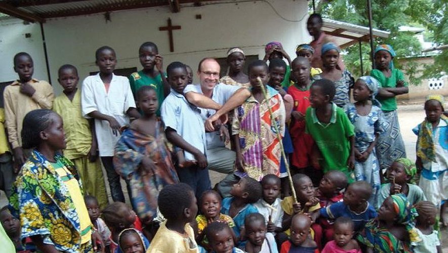 Le prêtre français Georges Vandenbeusch (c) au milieu d'enfants dans le nord du Cameroun, sur une photo prise en 2012 et fournie à l'AFP le 14 novembre 2013 par le diocèse de Nanterre