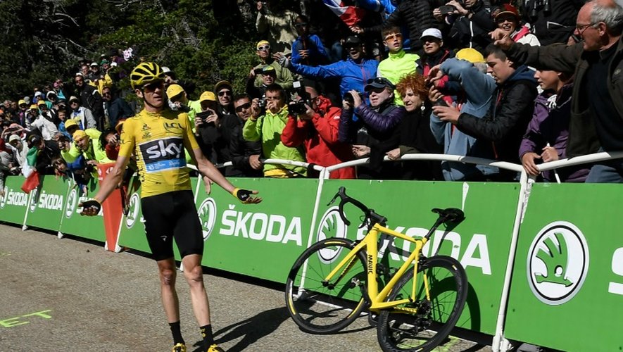 L'incompréhension de Chris Froome lors de la 12e étape du Toure de France dans la montée vers Chalet-Reynard, le 14 juillety 2016
