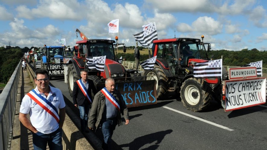 Des agriculteurs en route pour Paris traversent un pont le 1er  septembre 2015 à Morlaix