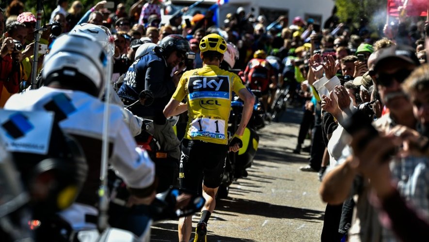 Chris Froome sprinte à la recherche d'un nouveau vélo après une chute collective sur les pentes du Mont Ventoux, le 14 juillet 2016