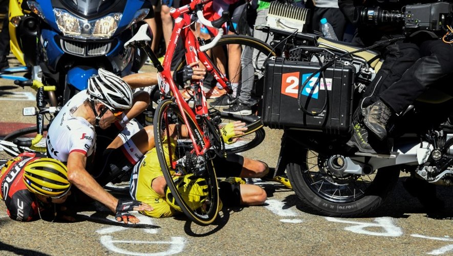 Un groupe de coureurs, dont Chris Froome, piégés par une chute sur les pentes du Mont Ventoux, le 14 juillet 2016