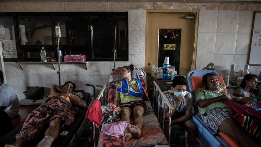 Des victimes du typhon allongées le 14 novembre 2013 dans les couloirs de l'hôpital la Divine à Leyte