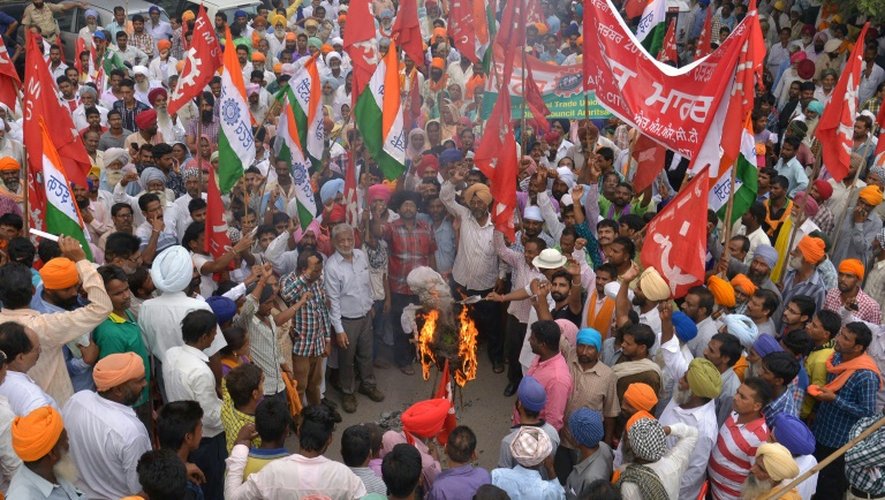 Des militants brûlent une effigie du premier ministre Narendra Modi pendant un mouvement de grève nationale à Amritsar le 2 septembre 2015
