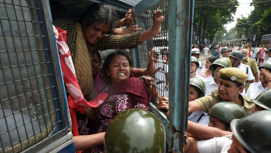 La police tente de fermer les portes d'un fourgon que tentent d'ouvrir des syndicalistes arrêtés pendant une manifestation à Calcutta dans le cadre du mouvement de grève de 24 heures le 2 septembre 2015