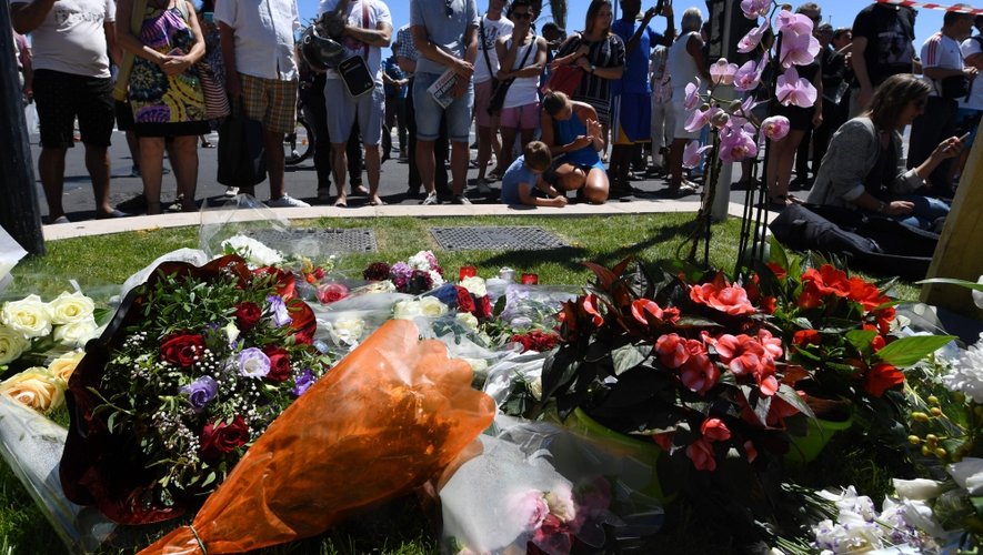 Recueillement à Nice après l'attentat qui a fait au moins 84 morts.