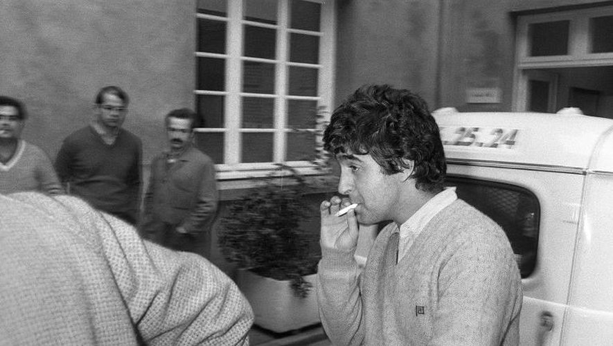 Anselmo Elviro-Vidal, l'un des légionnaires accusé d'avoir tué Habib Grimzi lors d'une bagarre dans le train Bordeaux-Vintimille, arrive au commissariat de police suite à son arrestation, le 15 novembre 1983, à Toulouse