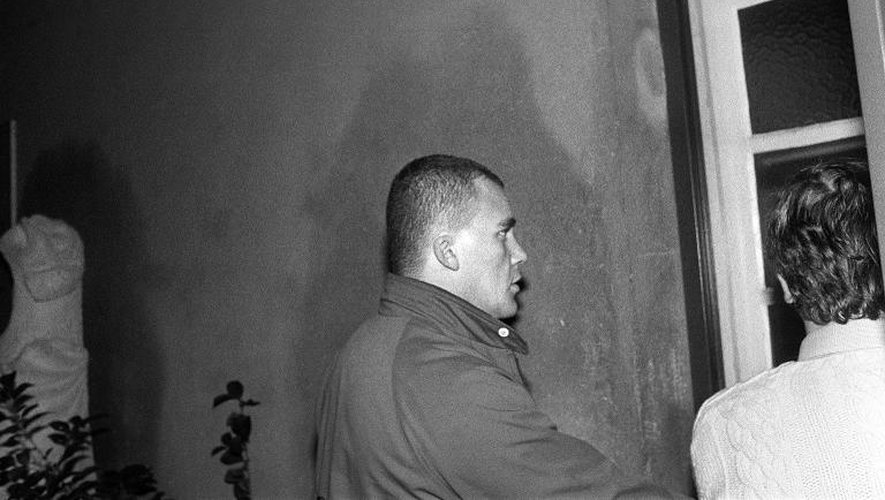 Marc Béani, l'un des légionnaires accusé d'avoir tué Habib Grimzi lors d'une bagarre dans le train Bordeaux-Vintimille, arrive au commissariat de police suite à son arrestation, le 15 novembre 1983, à Toulouse