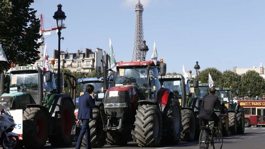 Les agriculteurs manifestent dans les rues de Paris pour protester conte la baisse des prix.