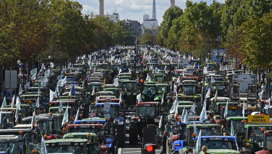 Les tracteurs avancent vers la place de la Nation, à Paris