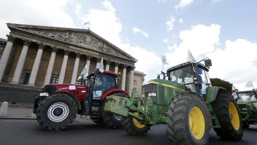 Des tracteurs passent devant l'Assemblée nationale pour participer à une manifestation nationale des agriculteurs à Paris
