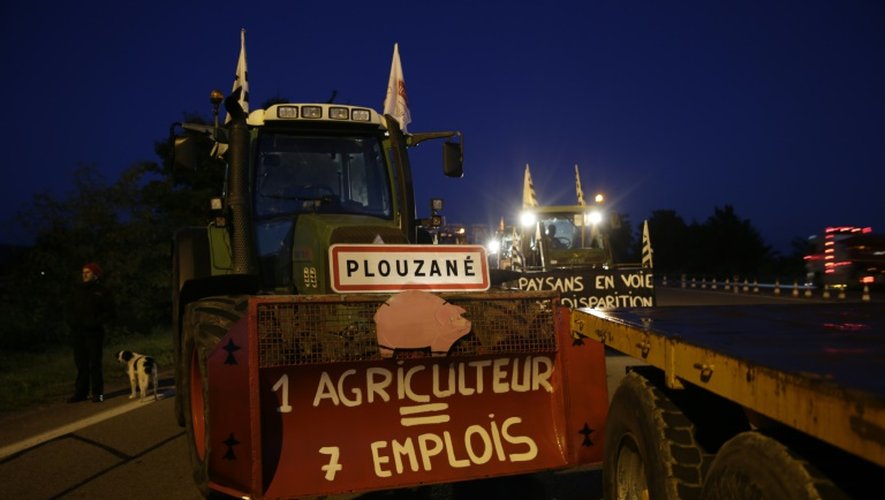 "Un agriculteur = 7 emplois" lit-on sur une pancarte accrochée à un tracteur.