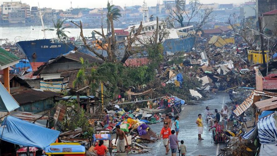 Un bateau échoué près des maisons détruites par le typhon Haiyan, le 14 novembre 2013 à Tacloban, aux Philippines