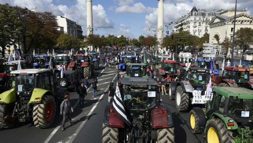 Des agriculteurs montés sur leurs tracteurs arrivent place de la Nation à Paris