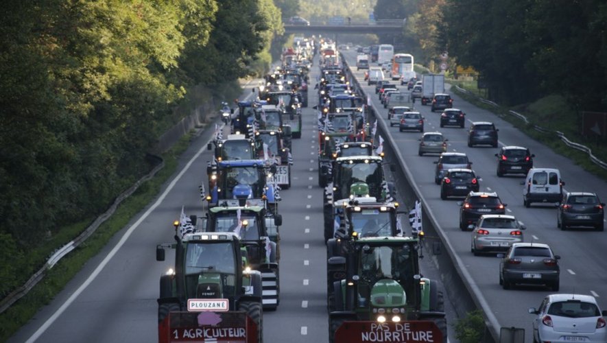 Un convoi de véhicules agricoles sur l'autoroute A13 près de Mantes-la Jolie se dirige vers Paris