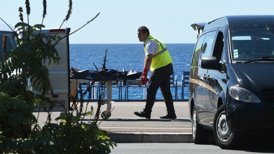 Le corps d'une victime évacué sur une civière le 15 juillet 2016 sur la Promenade des Anglais à Nice