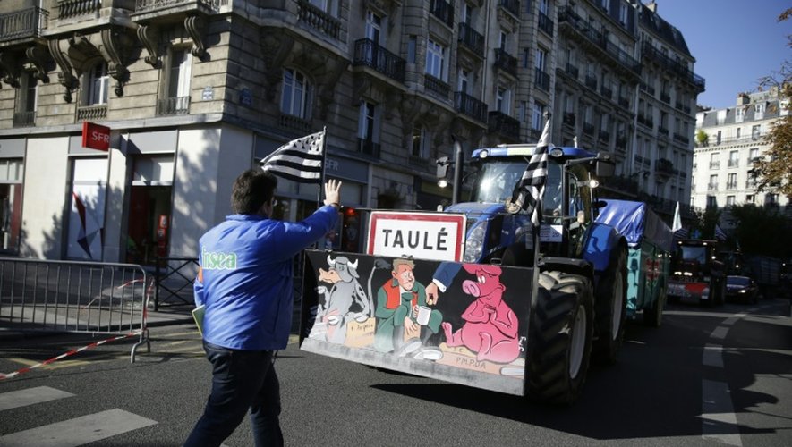 Des agriculteurs en tracteurs arrivent à Paris pour protester contre la baisse des prix qui menace leur survie